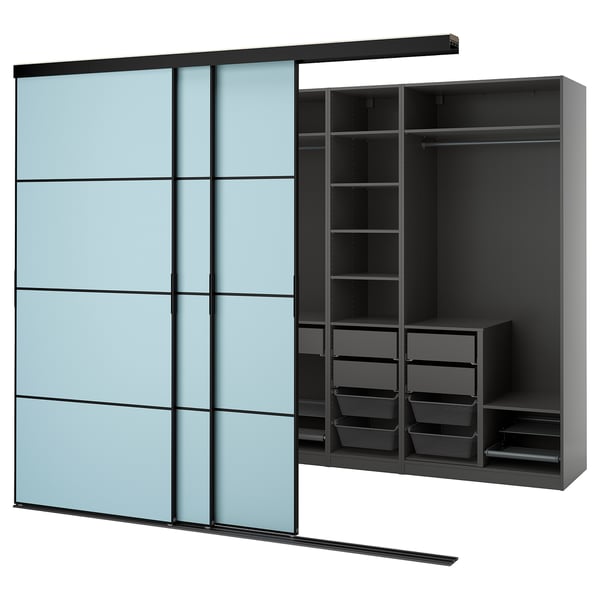 Een blauwe SKYTTA kledingkast met schuifdeuren en interne opbergruimte. De garderobeplanken en lades, ondersteund door een houten frame.