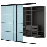 Een blauwe SKYTTA kledingkast met schuifdeuren en interne opbergruimte. De garderobeplanken en lades, ondersteund door een houten frame.