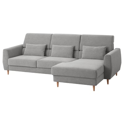 Moderne lichtgrijze l-vormige bank met houten poten, hoge rugleuning en losse kussens. Comfortabel en stijlvol om te ontspannen.