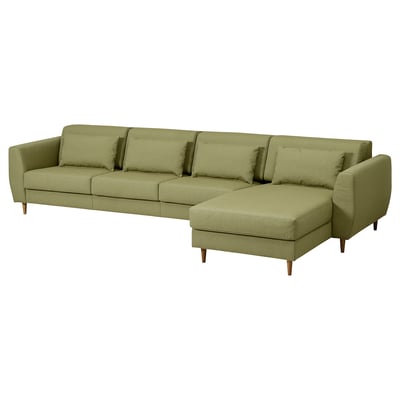 SLATORP saliegroene l-vormige bank, modern design met houten poten, hoge kussens en afneembare chaise longue.