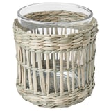 Een SLIPPRIG theelichthouder, rond, beige met rieten design. Het is gemaakt van zegge en glas.