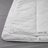 Wit katoen-polyester dekbed met gladde textuur, tweedelig ontwerp en merklabels.
