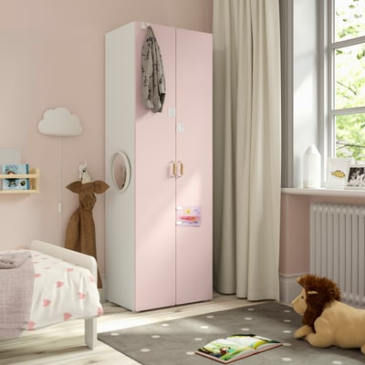 Roze kinderkast, SMÅSTAD, met opbergruimte en spiegel in gezellige slaapkamer.