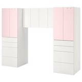 Twee roze en witte opbergmeubelen met lades en kasten. Ontworpen voor kinderen, veelzijdig en verstelbaar.