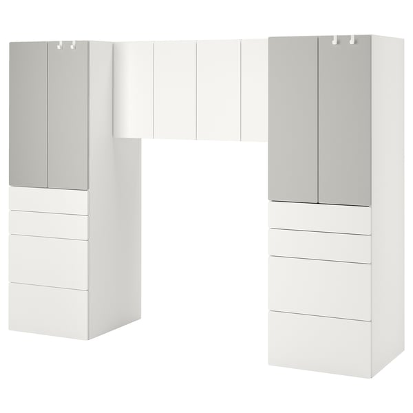 Een set witte kindermeubels van SMÅSTAD met kasten, lades en een kledingkast.