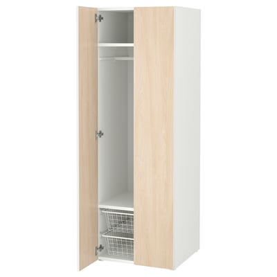 Witte SMÅSTAD kledingkast met licht hout, verstelbare planken, ophangstang en soft-close scharnieren.