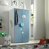 Blauw-witte SMÅSTAD kinderopberger met spiegel, plank en speelgoedkist in de speelkamer.