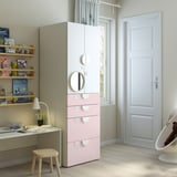 Kinderkamer met witte en roze SMÅSTAD kledingkast, planken, bureau en lamp.