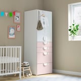 Moderne kinderkamer met SMÅSTAD kledingkast, kinderbedje en kruk. Kledingkast heeft lades, baby-outfit en kleurrijke frames.