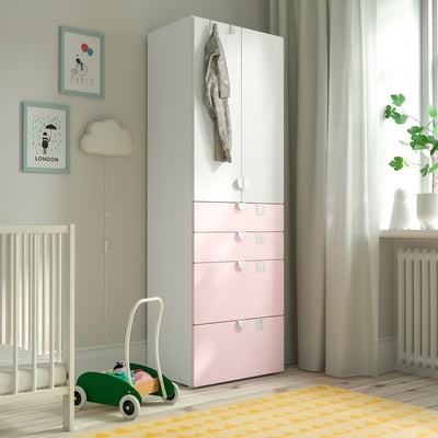 Kinderkamer met SMÅSTAD kledingkast, wieg, speelgoedauto.