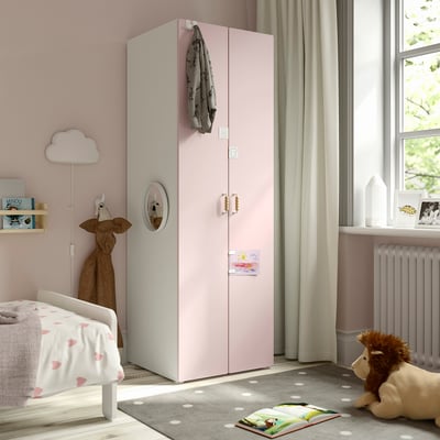 Roze SMÅSTAD kledingkast met spiegel, kledingroede, in de buurt van bed met hart beddengoed, raam, leeuwenspeelgoed, stippentapijt.