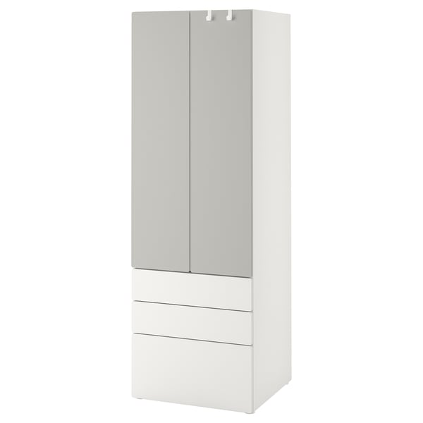 Een witte SMÅSTAD kledingkast met twee deuren en drie lades. Het heeft een strak, modern design, ideaal voor kleine ruimtes.