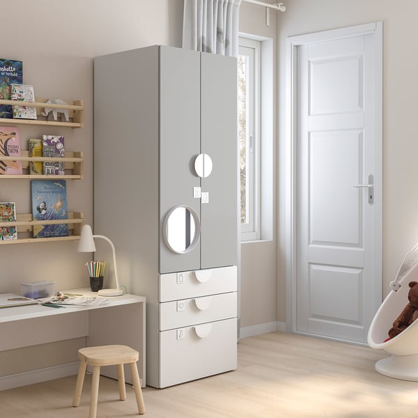 Kinderkamer met SMÅSTAD kledingkast, boeken, bureau, kruk, lamp. Kinderkamer met SMÅSTAD meubels.