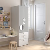 Kinderkamer met SMÅSTAD kledingkast, boeken, bureau, kruk, lamp. Kinderkamer met SMÅSTAD meubels.