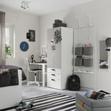 Moderne tienerslaapkamer met een witte SMÅSTAD kledingkast, grijs bed, zwart-witte inrichting. Inclusief een bureau, ophangbord en gestreept vloerkleed.