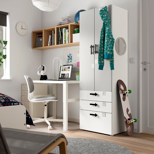 Kinderslaapkamer met SMÅSTAD meubels, laptop, ventilator, skateboard.