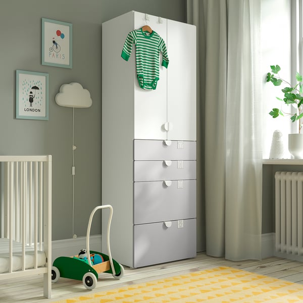SMÅSTAD kledingkast en wieg in de kinderkamer met posters van Parijs en Londen