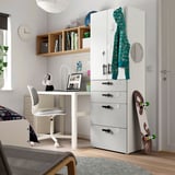 Kinderkamer met SMÅSTAD witte kledingkast, bureau, stoel, plank en ingericht met een skateboard.