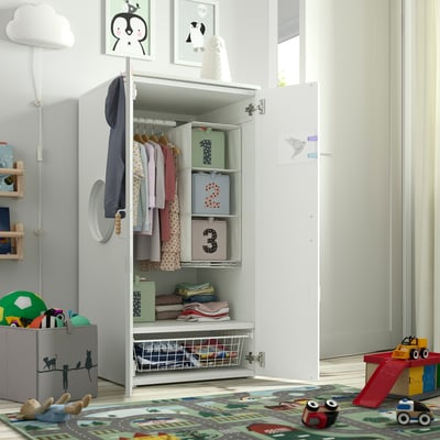 Kinderen open kledingkast met kleding, speelgoed en planken voor zelfstandig aankleden en spelen.