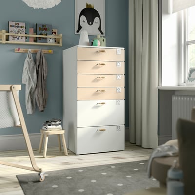 SMÅSTAD kist in kinderkamer, zes lades, pinguïnposters, houten stoel, vloerkleed.