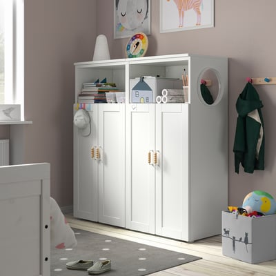 Kinderkamer met SMÅSTAD kledingkast: planken, kasten, hangers. Gespiegeld, naast het raam, speelgoed, kleding, tapijt, kunst, jassen.