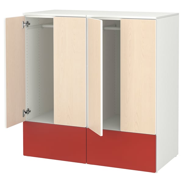 Witte ikea SMÅSTAD kledingkast met rode lades, lichthouten deuren, minimalistisch.