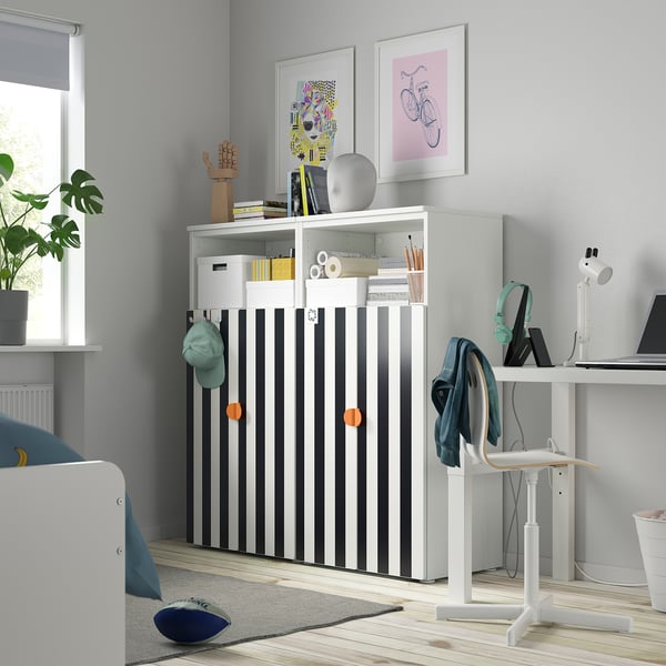 Moderne tienerkamer met SMÅSTAD opbergmeubel. Zwart-wit gestreepte deuren, open planken, grijze muren, blauwe accessoires.