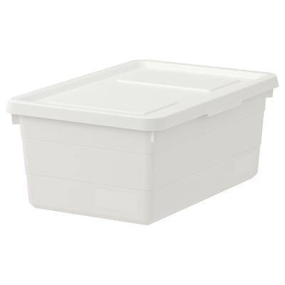 Een witte SOCKERBIT opbergdoos met een klikdeksel voor stofbescherming. De doos is vierkant van vorm met horizontale ribbels en is gemaakt van gerecycled plastic.