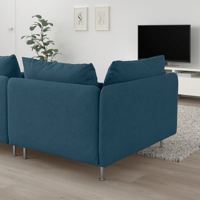 SÖDERHAMN groenblauwe bank, modern laag design, ruim, met donkerblauwe kussens. Een groot, comfortabel middelpunt in de kamer.