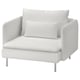 Moderne witte gestoffeerde stoel met strakke metalen poten, minimalistisch design.
