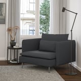 Moderne gezellige woonkamer: zwarte SÖDERHAMN fauteuil, strakke lamp, bijzettafel en groot raam.