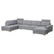 Moderne grijze l-vormige bank, strak scandinavisch design, houten poten, pluche kussens.