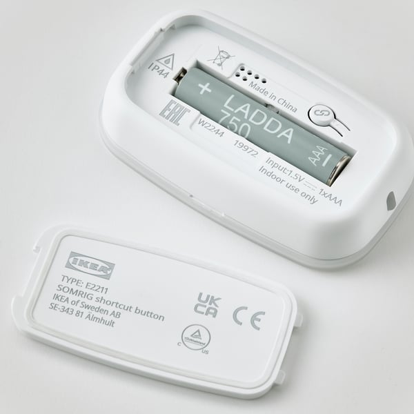 Twee witte rechthoekige batterijcompartimenten met het label ladda en type: e2211. De ene heeft een aaa-batterij, de andere is leeg. Geplaatst op een witte ondergrond.