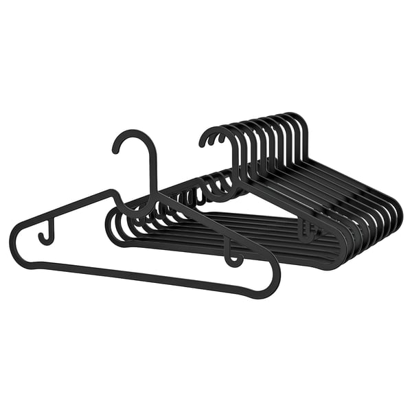 Zwarte plastic hangers, vijf sets van elk drie hangers, netjes op een rij gestapeld.