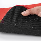 Een hand demonstreert de afneembare, machinewasbare rode hoes van een comfortabel stoelkussen met schuimvulling, geschikt voor verschillende stoeltypes.