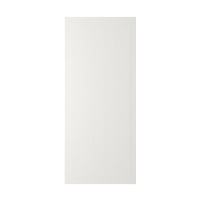 Een STENSUND witte kastdeur met verticale groeven en een strak design.