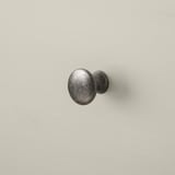 Groot, stevig houten dressoir met een getextureerde afwerking, met ronde metalen knoppen voor duurzaamheid en stijl.