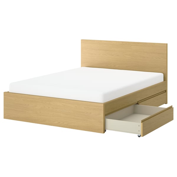 Het STORKLINTA-bed heeft een lichte houten afwerking, vier opberglades onder het bed, een minimalistisch ontwerp en een comfortabel hoofdeinde.