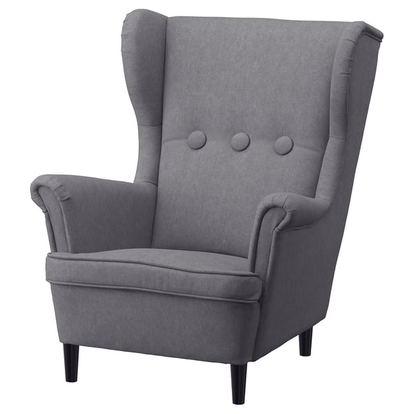 STRANDMON grijze kinderfauteuil, hoge rugleuning, afgeronde armleuningen, zachte stof, stevige houten poten.
