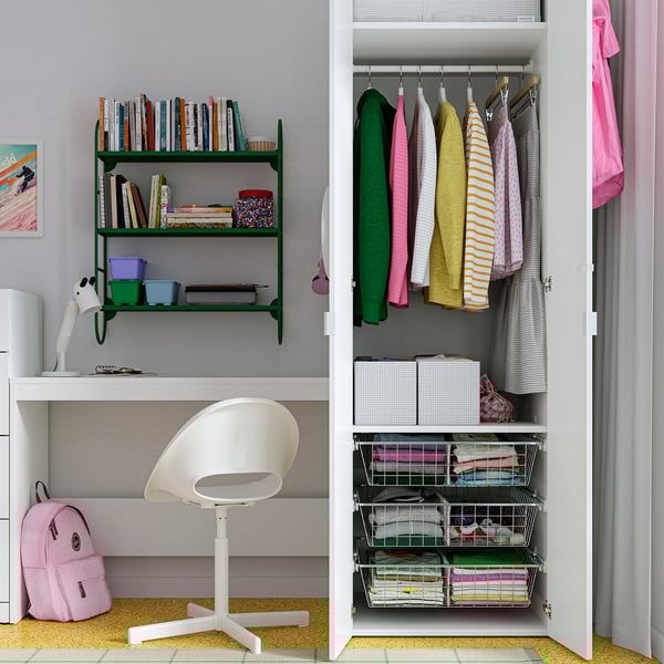 Kast met STUK-dozen en kleding, kledingkast en studeertafel.