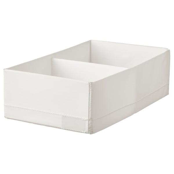 Een witte, rechthoekige STUK opbergdoos gemaakt van gerecycleerd polyester. Het heeft een eenvoudig ontwerp.