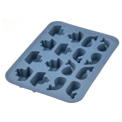 Blauw IKEA SURSÖT ijsblokjesbakje in grijze, speelse vormen voor zomerse drankjes.