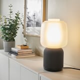 SYMFONISK wifi speakerlamp op plank met plant, boeken, frame.