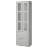 Elegante grijze TÄNNFORSEN kast met glazen deuren voor de badkamer. Afgeschuinde panelen, lades en optie voor wandmontage voor een tijdloze look.
