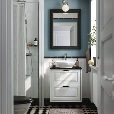 Moderne badkamer met TÄNNFORSEN wastafel, vierkante spiegel, wastafel en zwart-witte vloer. IJdelheid trekt de aandacht.