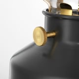 Gouden lamp met dimmer op donkere voet.