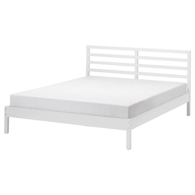 Een wit TARVA bedframe met een minimalistisch design, met een horizontaal hoofdeinde met latten en een stevige grenen constructie.