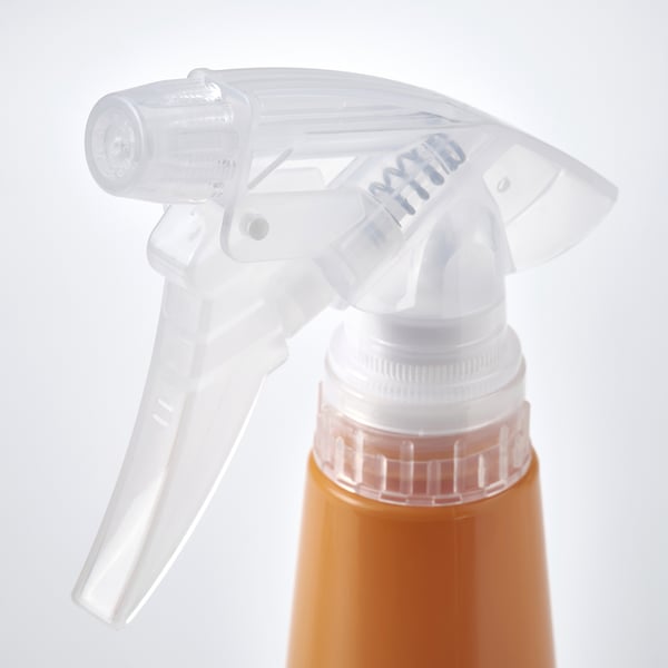 Doorzichtige sproeikop op oranje fles. Instelbare spuitinstelling, transparante trekker, stevig op de fles bevestigd.
