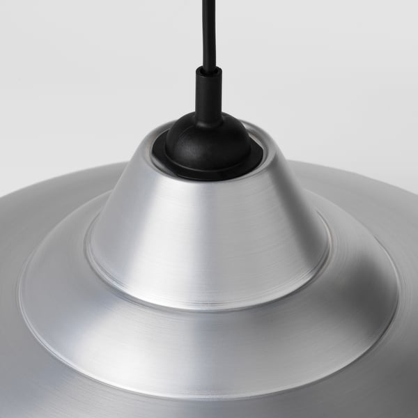 Moderne hanglamp met metallic zilveren kap en zwart snoer, die een strak design en hoogwaardige afwerking weerspiegelt.