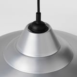 Moderne hanglamp met metallic zilveren kap en zwart snoer, die een strak design en hoogwaardige afwerking weerspiegelt.